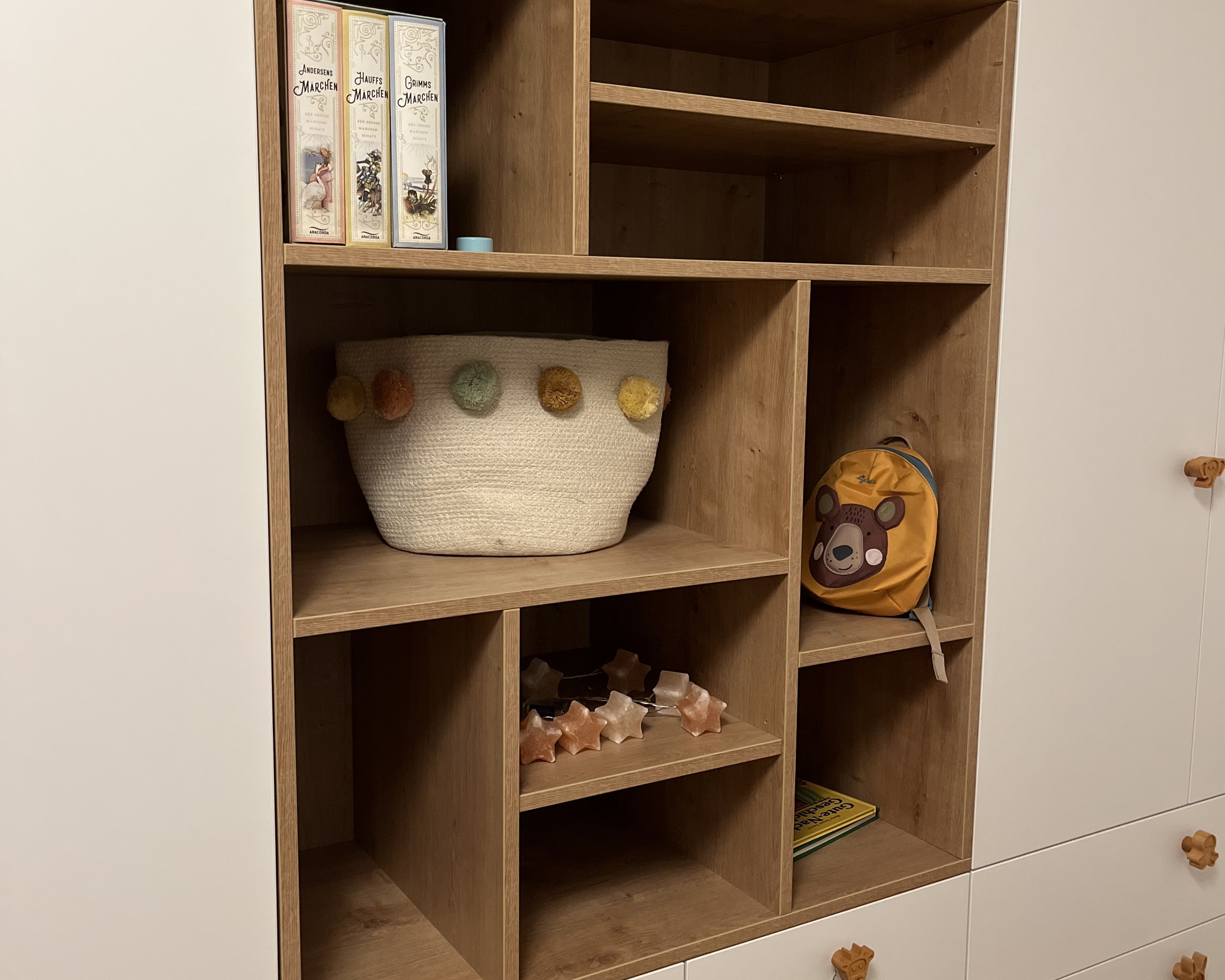 Kinderzimmer Holzschrank