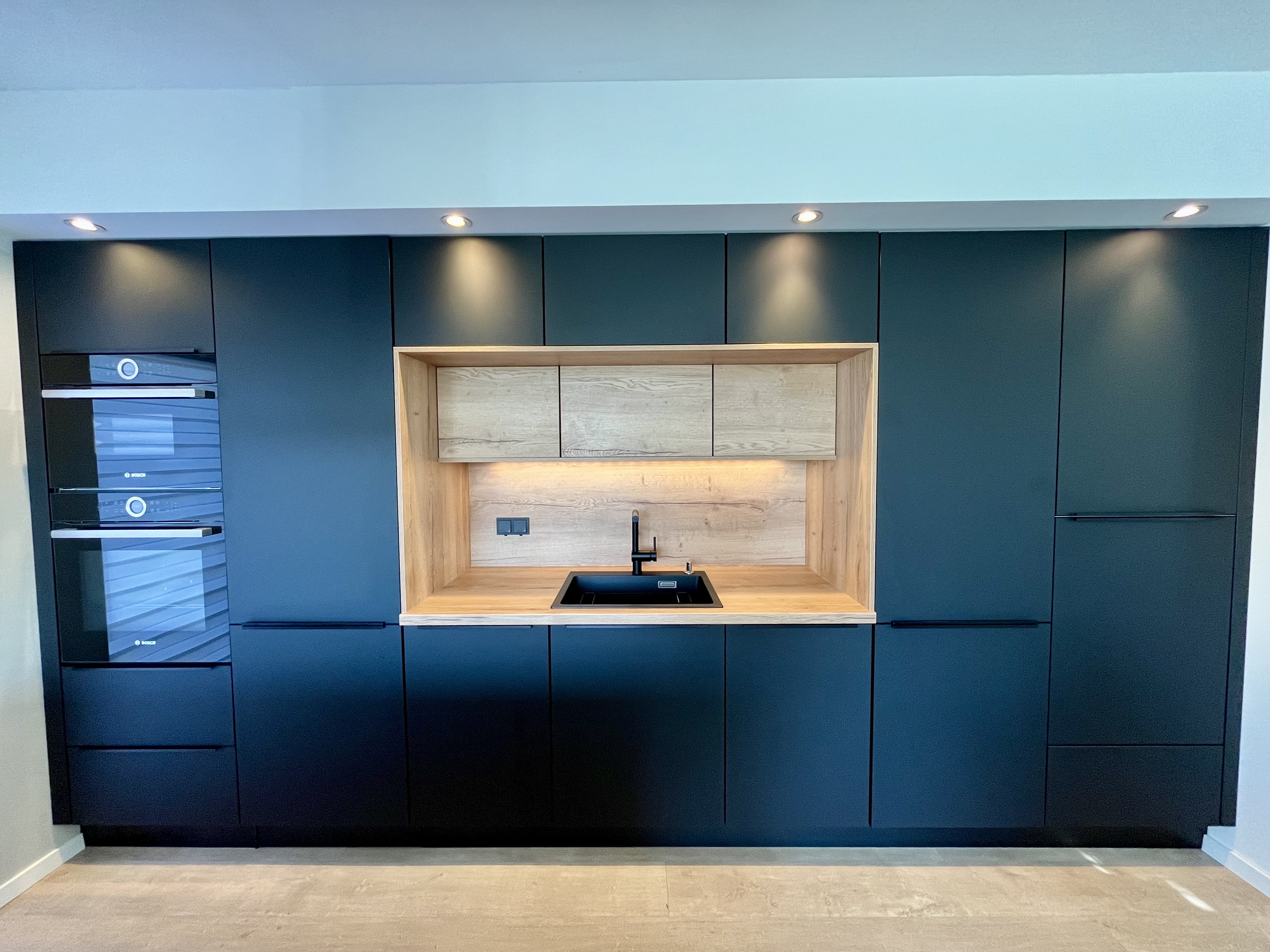 Schwarze Küche Arbeitsnische Griffleiste Eiche