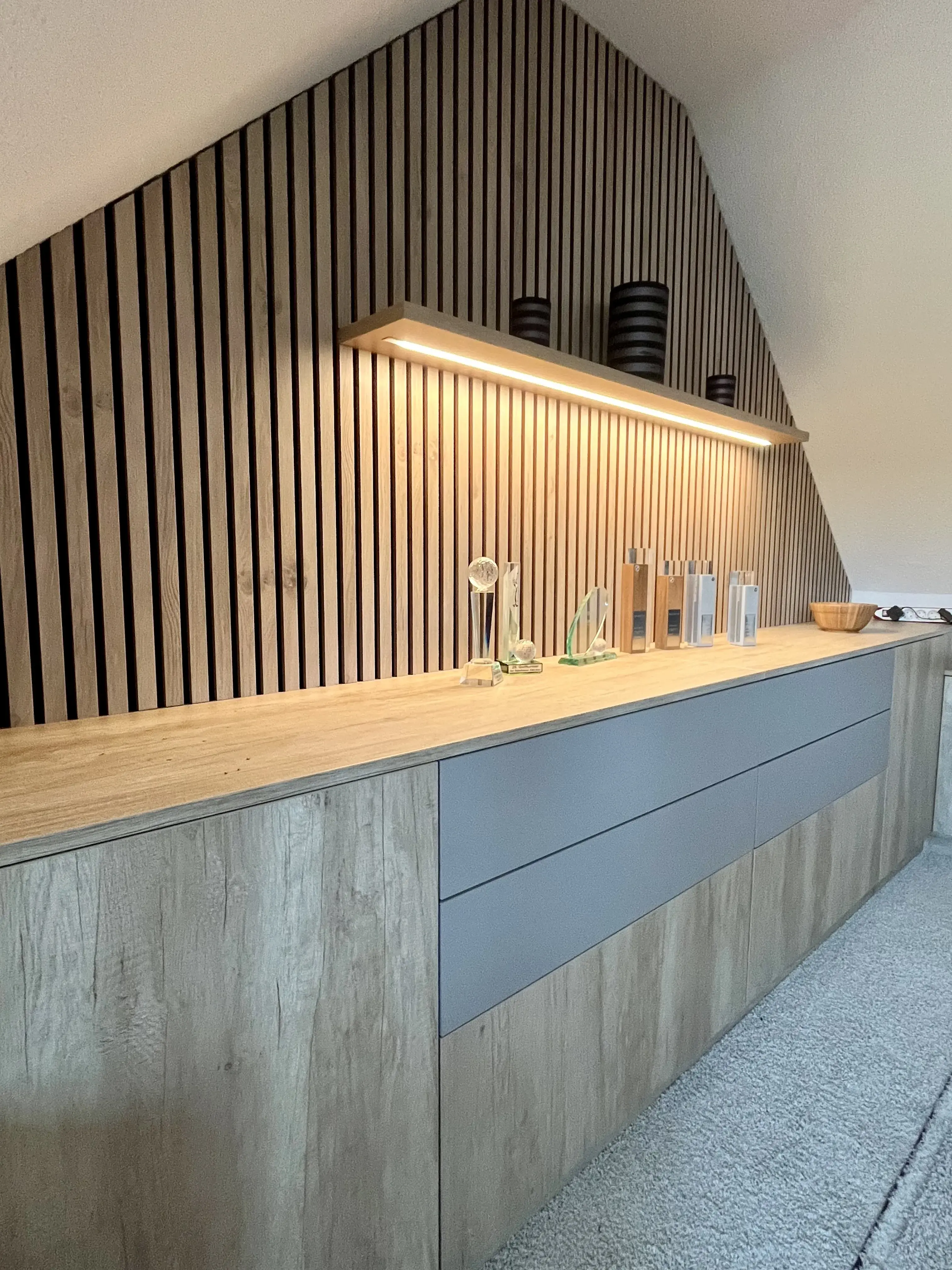 Einbauschrank Dachschräge Akustikpaneel